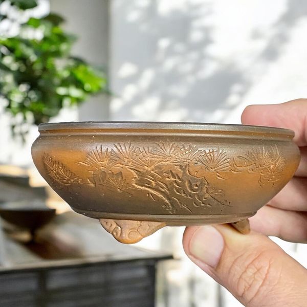 Bigei - Wonderful Etched Scene Round Pot (3-11/16" wide)